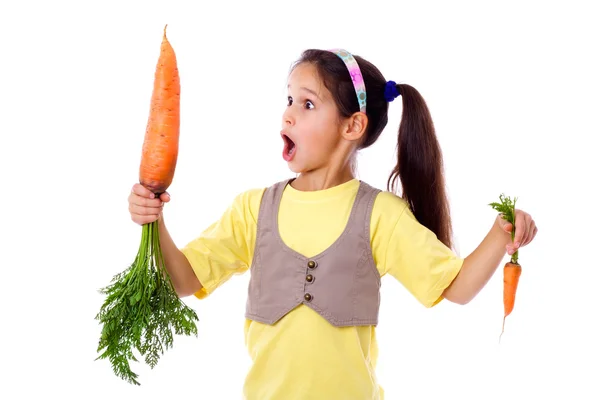惊讶的女孩与两个胡萝卜 — 图库照片