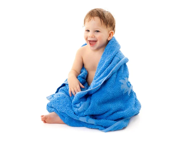 Sonriente niño en toalla — Foto de Stock