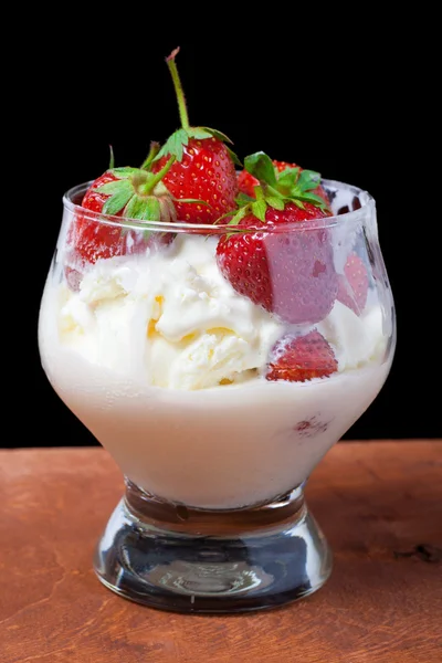 Helado con fresas —  Fotos de Stock