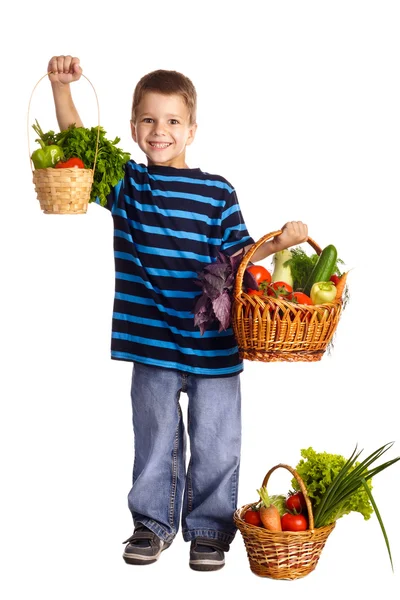 Garoto sorridente com legumes na cesta — Fotografia de Stock