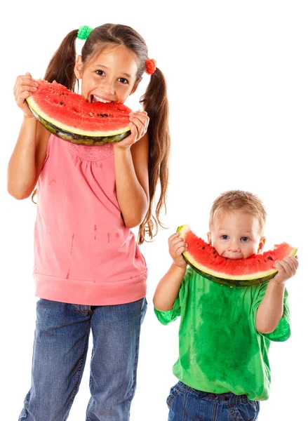 Двое детей едят арбуз — стоковое фото