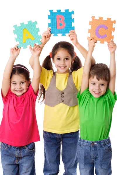 Drei Kinder mit Buchstaben — Stockfoto