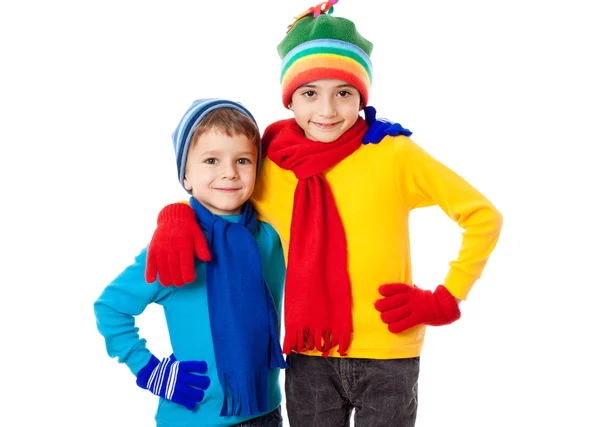 Téli ruházat-két mosolygó gyerekek — Stock Fotó