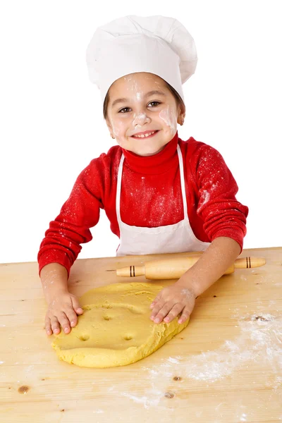 Souriante fille pétrissant la pâte — Photo