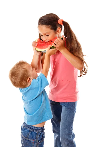 Duas crianças comendo melancia — Fotografia de Stock