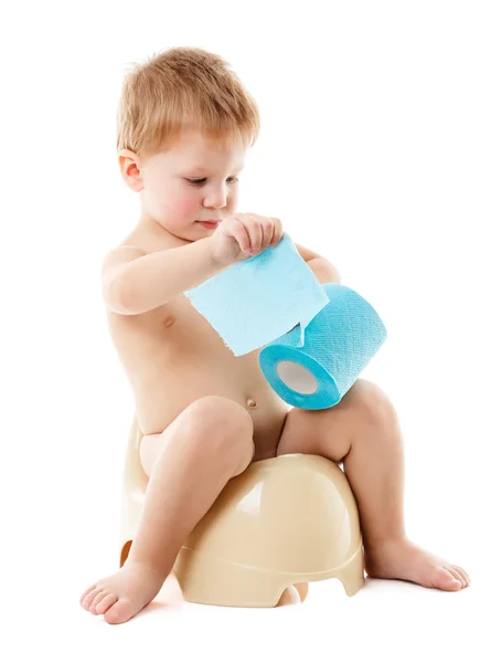 Bébé sur le pot de chambre avec du papier toilette — Photo