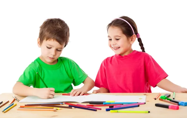 Dos niños dibujan con lápices de colores — Foto de Stock