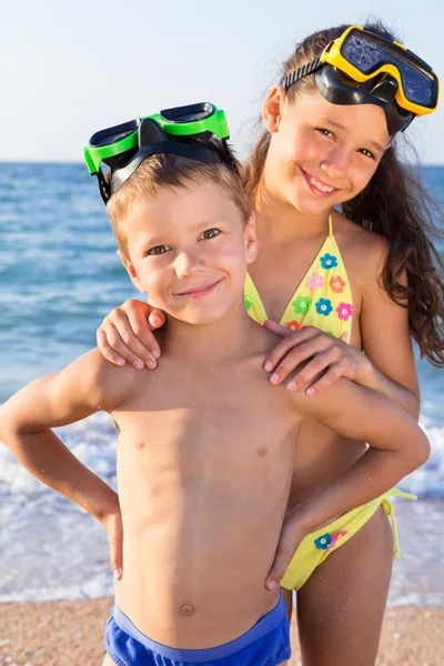 Två barn i dykning masker på havet — Stockfoto