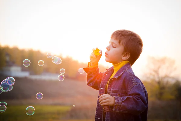 Niño con burbujas de jabón — Foto de Stock