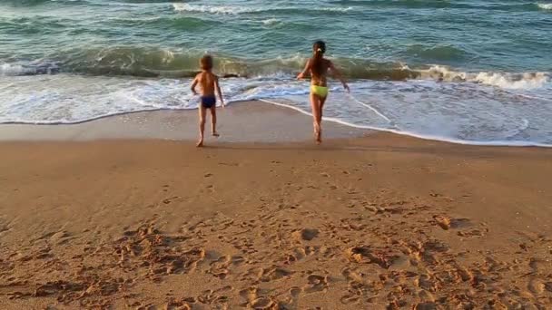 Los niños corren a nadar en el mar — Vídeos de Stock