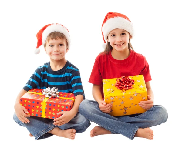 Deux enfants souriants avec des boîtes cadeaux de Noël — Photo