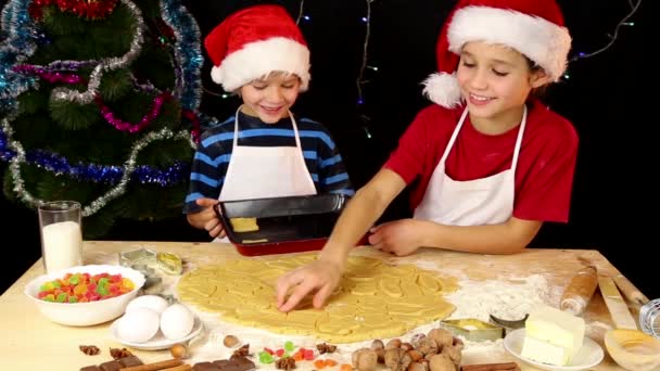 Dos niños ponen la masa a bandeja para hornear — Vídeos de Stock