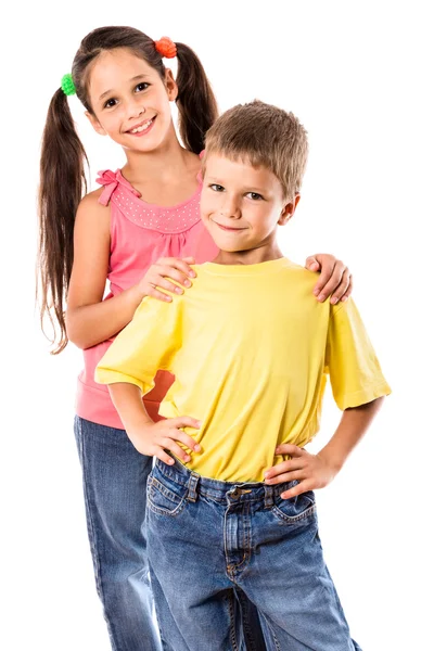 Twee lachende kinderen permanent samen — Stockfoto