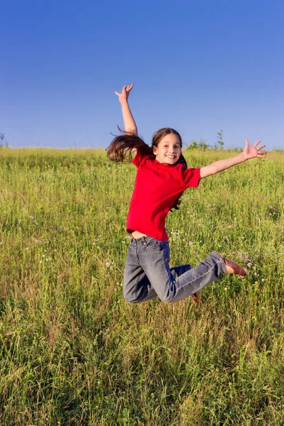 Jumping lány zöld mezőn — Stock Fotó