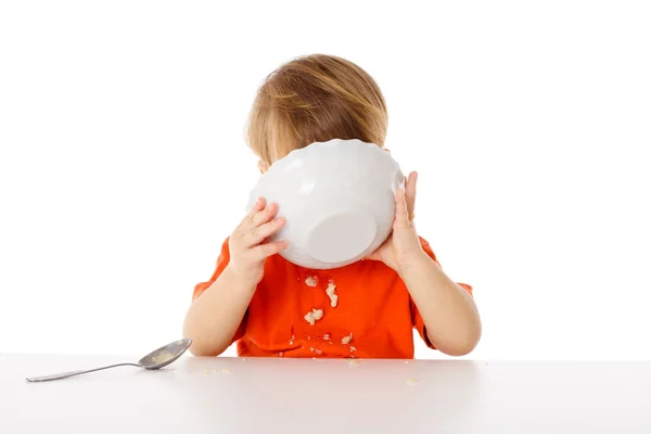 Kleiner Junge isst Haferflocken — Stockfoto