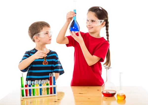 Двое детей проводят химический эксперимент — стоковое фото