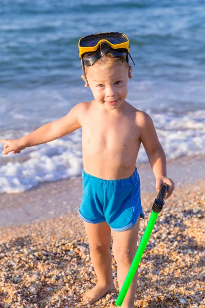 Kid i dykning mask på stranden — Stockfoto