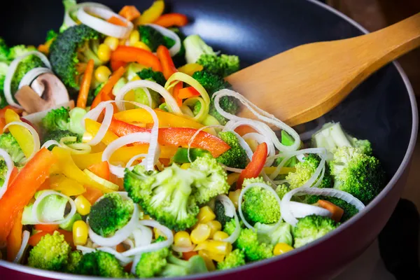 Freír verduras en sartén con espátula —  Fotos de Stock