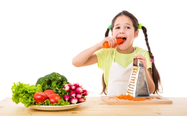 Menina com ralador comendo as cenouras — Fotografia de Stock