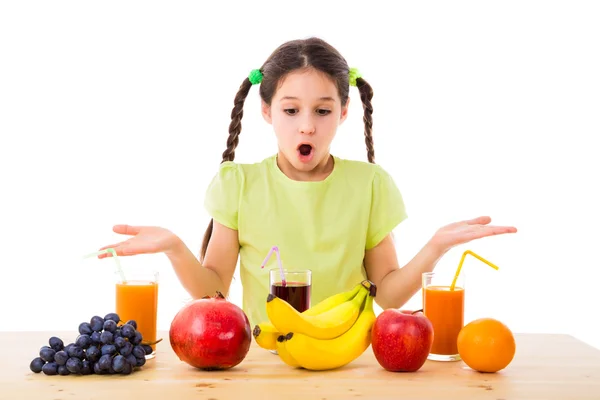 Девушка выбирает фрукты и соки — стоковое фото