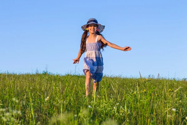 Девушка бежит по зеленому полю — стоковое фото