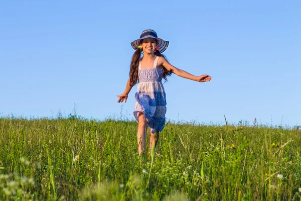 Ragazza che corre sul campo verde — Foto Stock