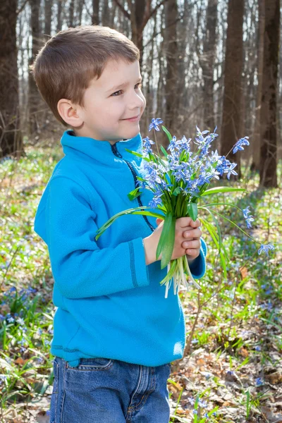 Niño con ramo de campanas azules —  Fotos de Stock