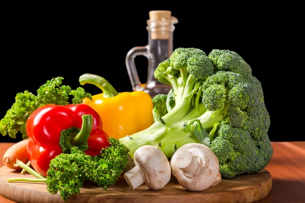 Натюрморт со свежими овощами и маслом — стоковое фото