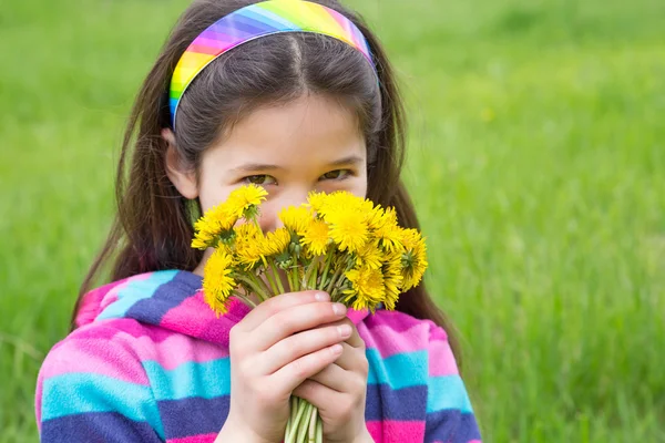 Girl with bouquet of dandelions — Stock Photo, Image