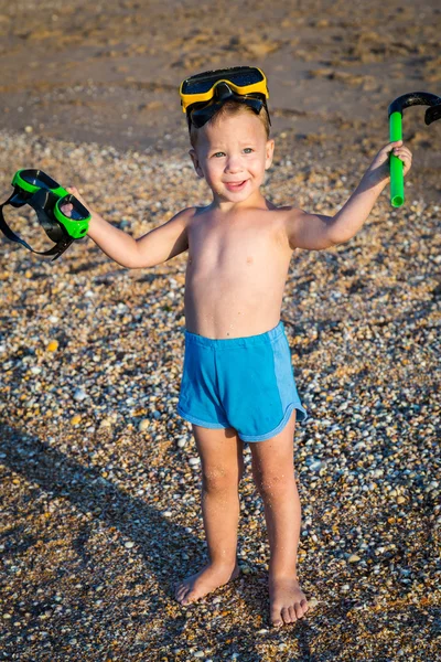 Kid in duikbril op het strand — Stockfoto