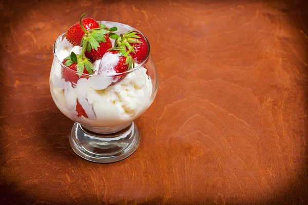 Ice cream with strawberries on wooden background — Stock Photo, Image