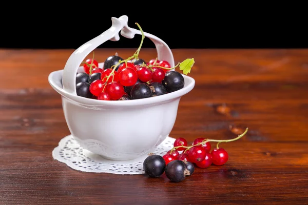 Black and red currant in bowl — Stock Photo, Image