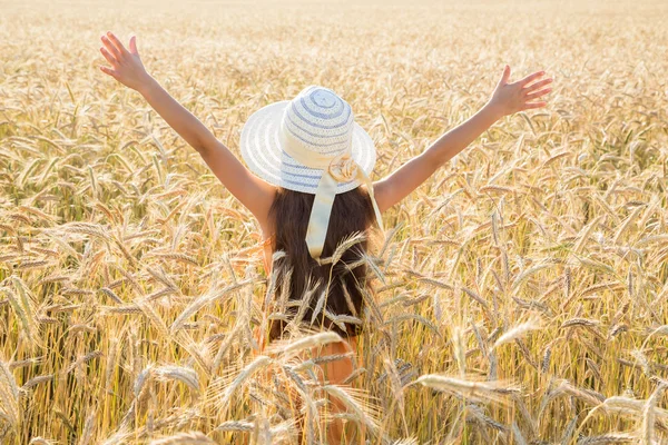 Girl on wheat field — Stock Photo, Image