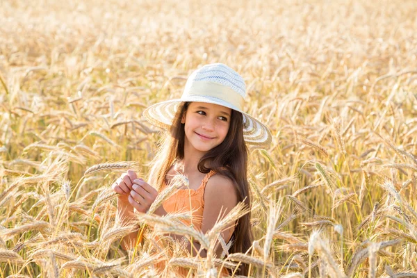 Girl on wheat field — Stock Photo, Image