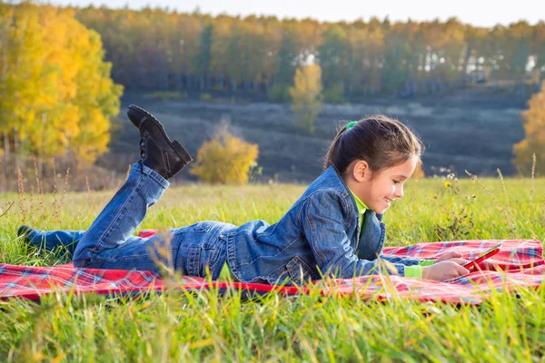 Dívka s tablet pc — Stock fotografie