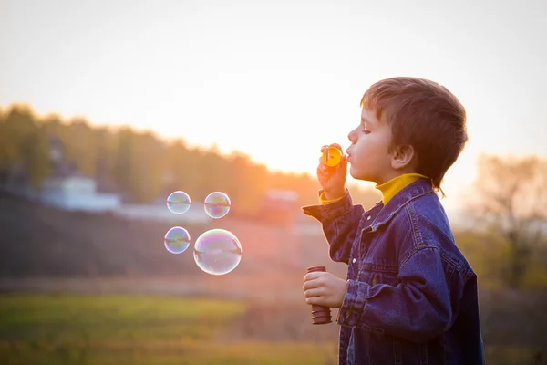 Garçon avec bulles de savon — Photo