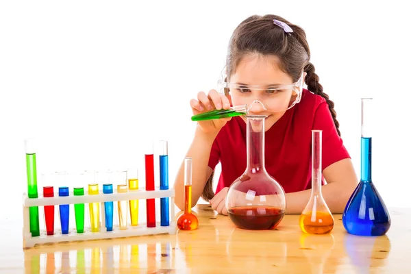 Chica haciendo experimentos químicos — Foto de Stock