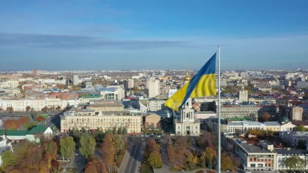 Vista aérea a la bandera ucraniana más alta en el terraplén en Kharkiv — Vídeo de stock