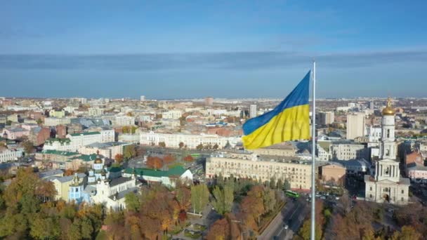 Aerial view to highest ukrainian flag on embankment in Kharkiv — Stock Video