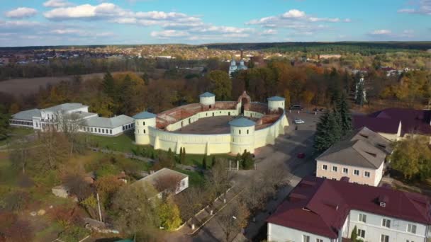 Вид з повітря на круглий Ярд у Тростианеті, Україна. — стокове відео