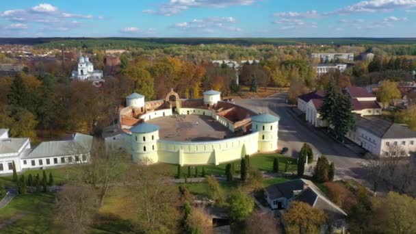 Luchtfoto naar Round Yard in Trostyanets, Oekraïne — Stockvideo