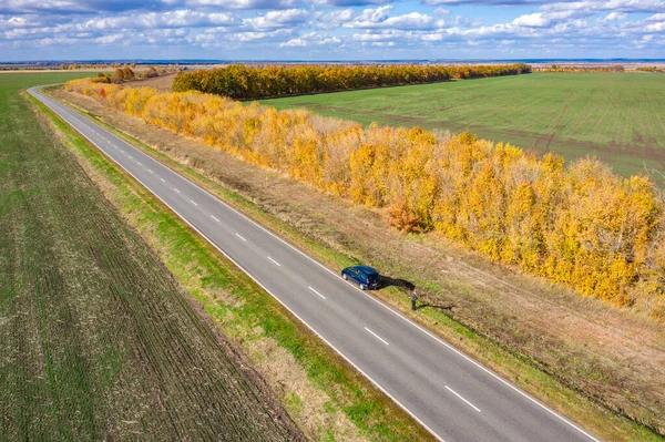 Flygfoto Till Tom Väg Ett Fält Ett Soligt Höstlandskap Med — Stockfoto