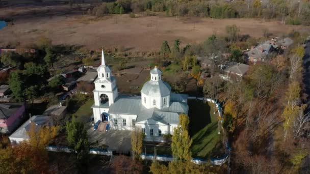 Pandangan udara terhadap Gereja Ortodoks Blagoveschenskaya di Trostyanets — Stok Video