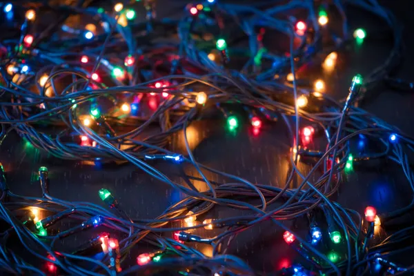Fundo Festivo Escuro Com Fios Lâmpada Guirlanda Elétrica Decoração Natal Fotos De Bancos De Imagens Sem Royalties