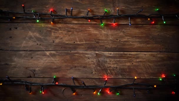 Fondo de madera festivo oscuro con guirnalda eléctrica — Vídeos de Stock