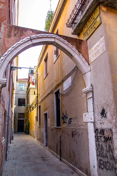 Rua solitária suja de Veneza — Fotografia de Stock