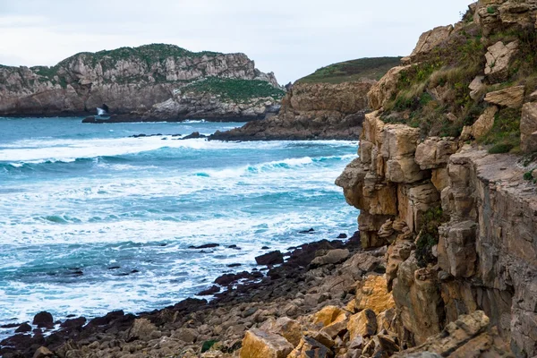 Скалы и море — стоковое фото