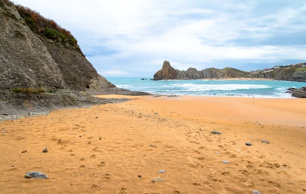 Praia com falésias — Fotografia de Stock