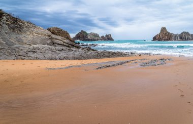 plaj kayalıklarla dolu