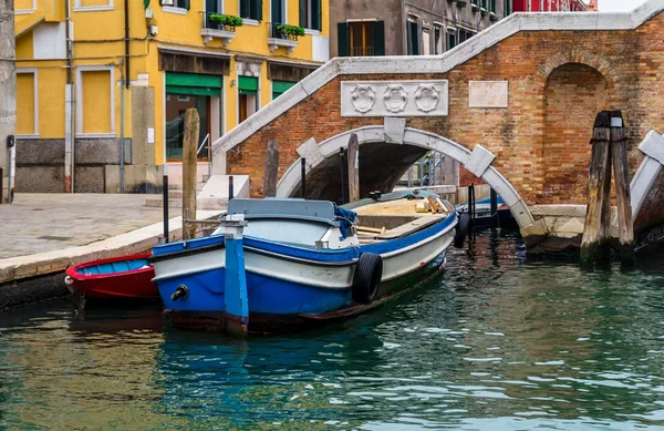 Venedik deniz araçları park etmiş. — Stok fotoğraf